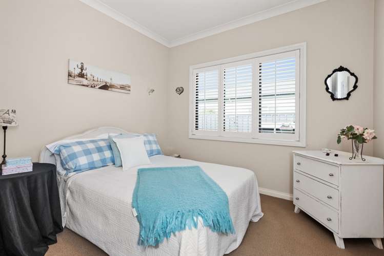 19 Heynes Place Clive_12