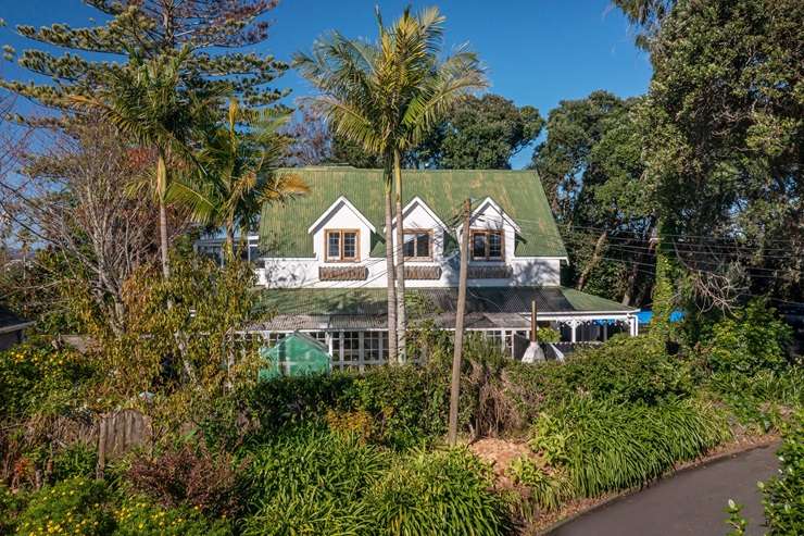 The 1930s neo-Georgian estate at 215 Bleakhouse Bay Road, in Mellons Bay, Auckland, has a 2021 CV of <img3.425m.  Photo / Supplied