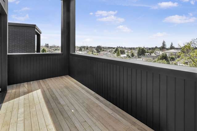 City Views From Stunning Hillcrest Townhouse