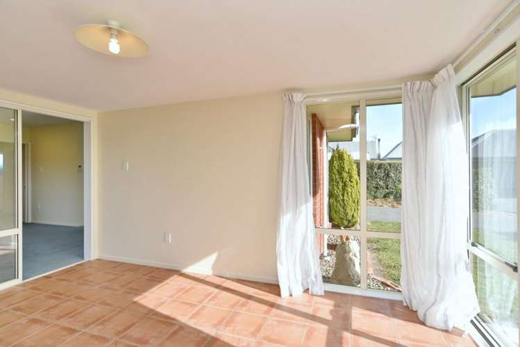 2c Hilton Drive Amberley_13