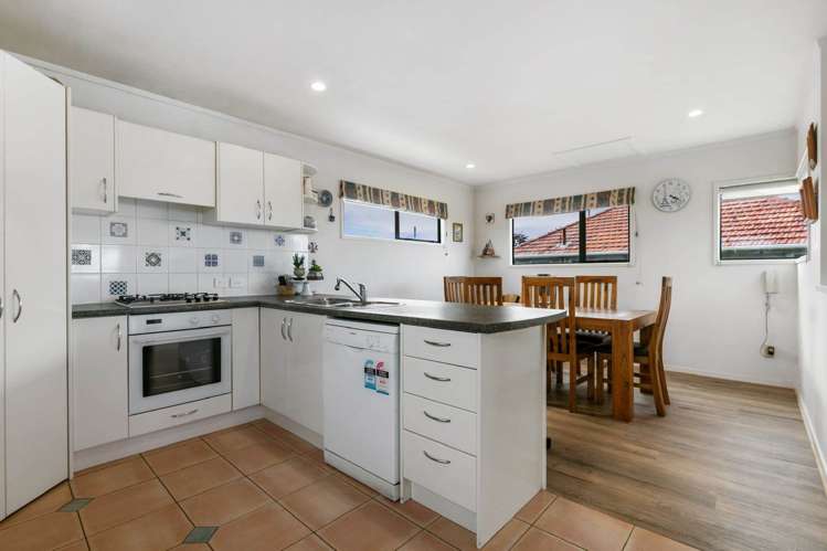 2/267 Glenfield Road Hillcrest_1