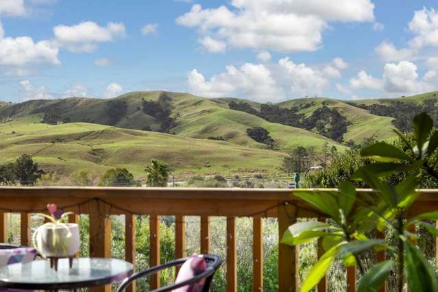 4 Bed + 1 Bed Studio with Uninterrupted Views!