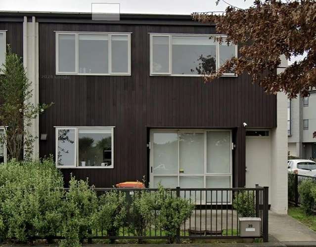 Spacious 4-Bedroom, 2-Bathroom Home with 2 Living Areas