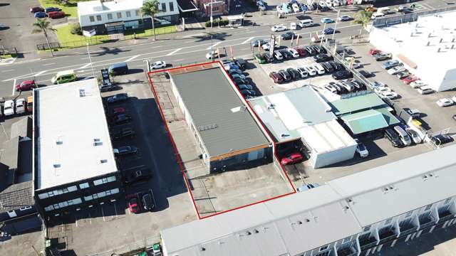 High Profile Showroom/Car Yard/Retail Opportunity