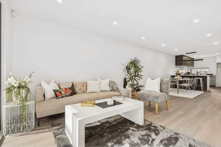 2/14 Freyberg Place Howick_1