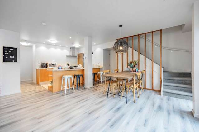 Massive Size Penthouse 3 Bed CBD Living