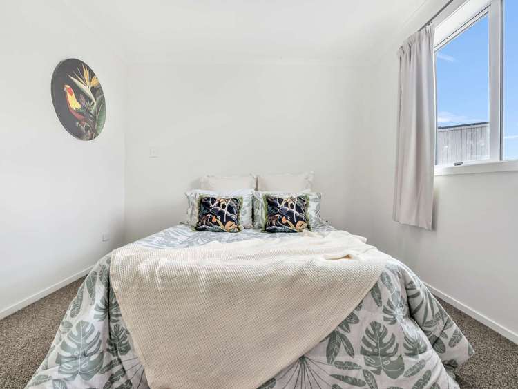 2/8 Mila Paige Close Glenview_11