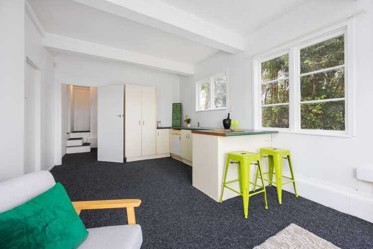 9 Piccadilly Circus Snells Beach_17