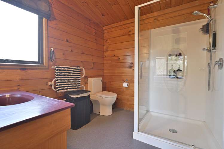 1550 Glenora Road Akitio_39