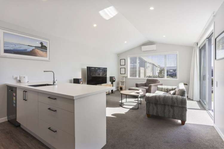 318/30 Bob Robertson Drive Woodend_5