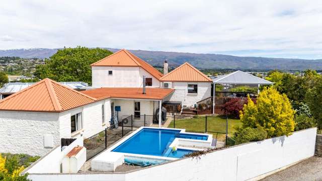 PANORAMIC VIEWS & POOL