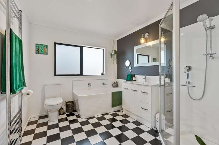 32 Honeyfield Drive Whalers Gate_26