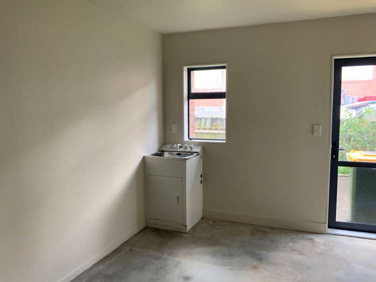 82 Robert Skelton Place Clendon Park_11