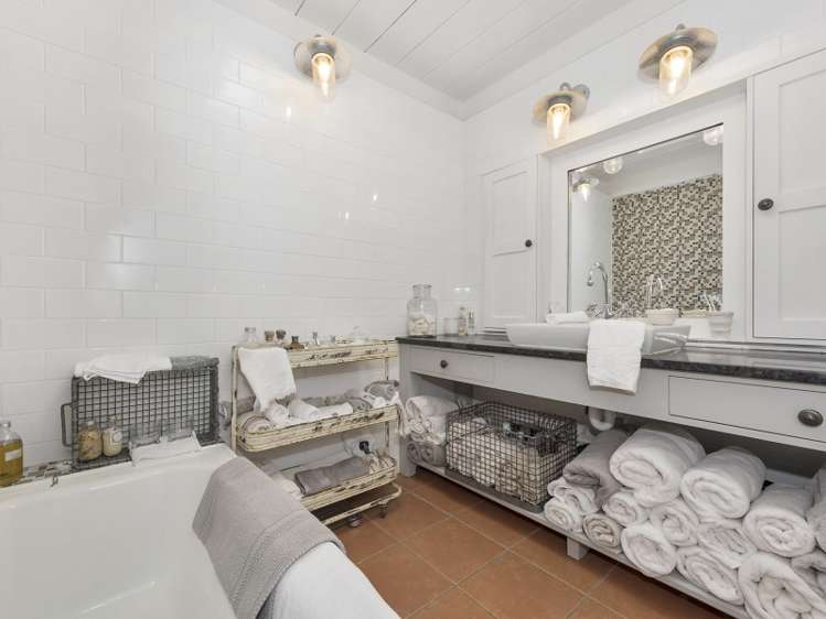 772 River Road Chartwell_14