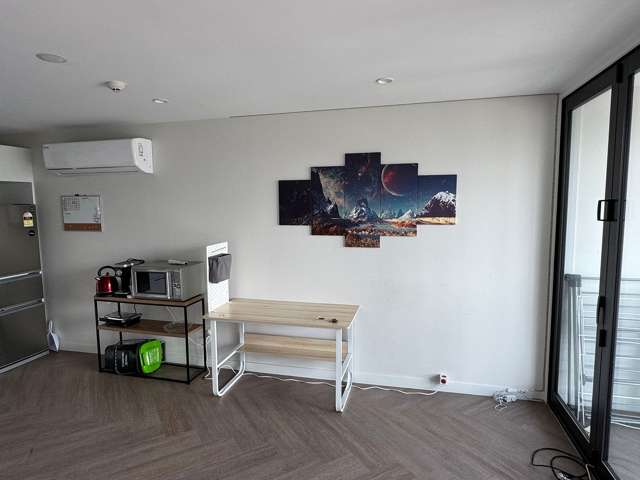 Modern 1BR Apt in Panmure w/ Balcony