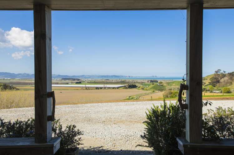 327 and 327a Taurau Valley Road Muriwai_31