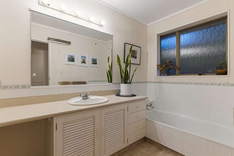 44a Uxbridge Road Mellons Bay_13