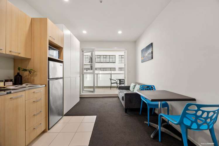 210/85 Beach Road City Centre_3