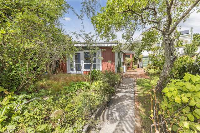 LEAFY TRANQUILITY ON THE EDGE OF THE CITY