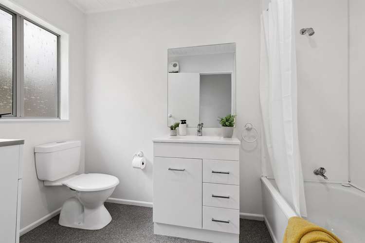 2/236 Helston Road Paparangi_8