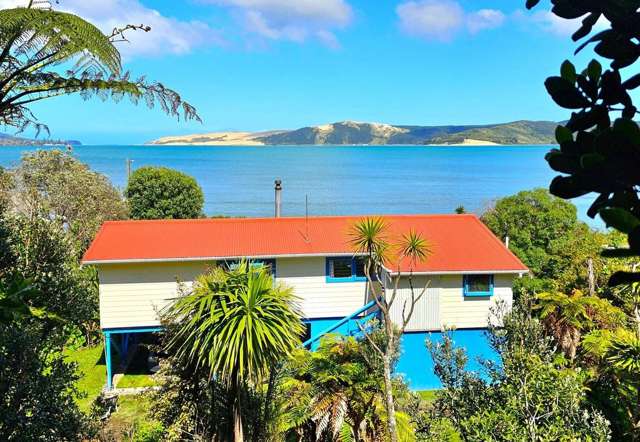 Classic Lockwood Beach House with Stunning Views!