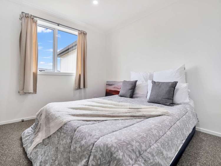 2/8 Mila Paige Close Glenview_16