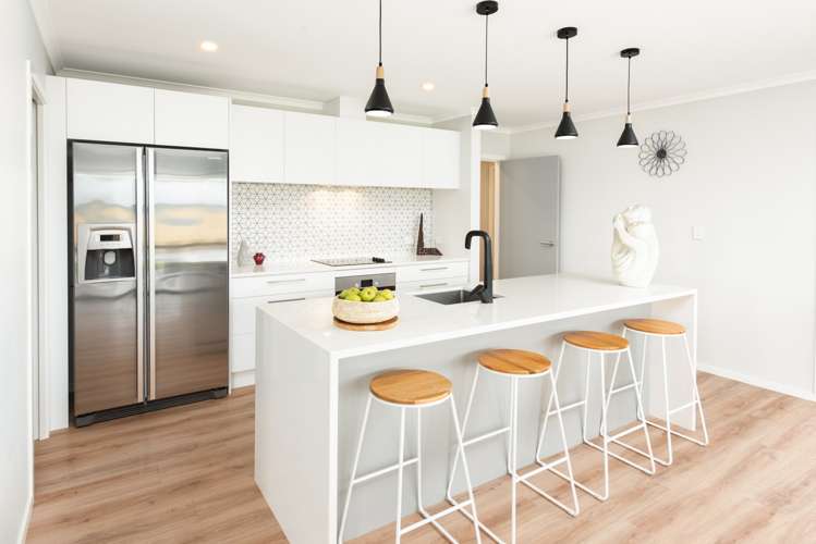 11 Harvard Road Burleigh_1