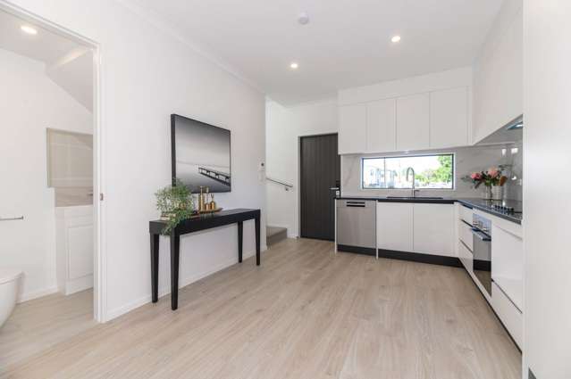 Brand New Home In The Heart of Papatoetoe