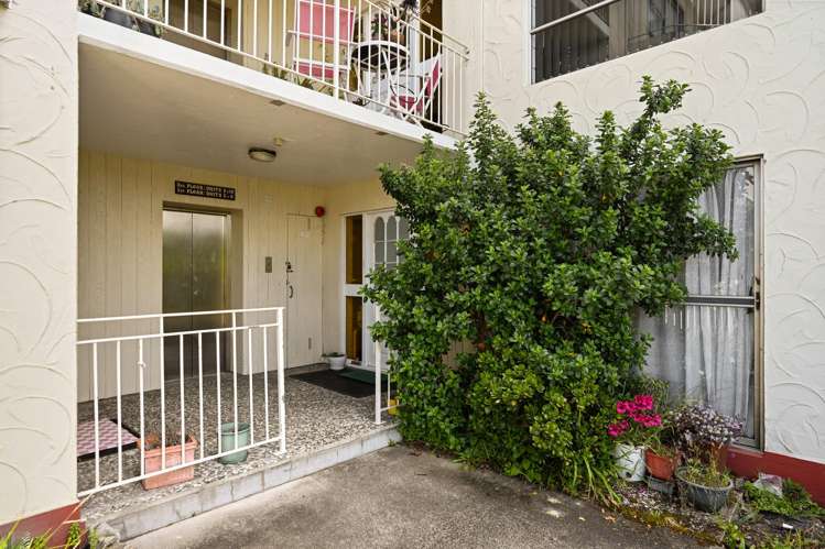 2/10 Hunter Street Hamilton Central_14