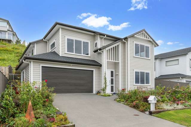 Luxurious 5-Bed Home in Orewa