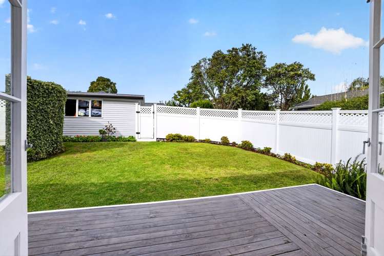 20 & 20A Brian Crescent Stanmore Bay_15