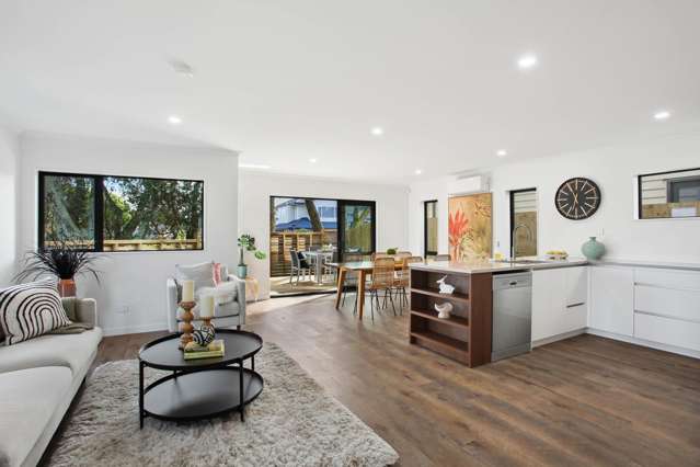 3 Beds + Study! 2 Huge Livings! 165m2+ Inside!