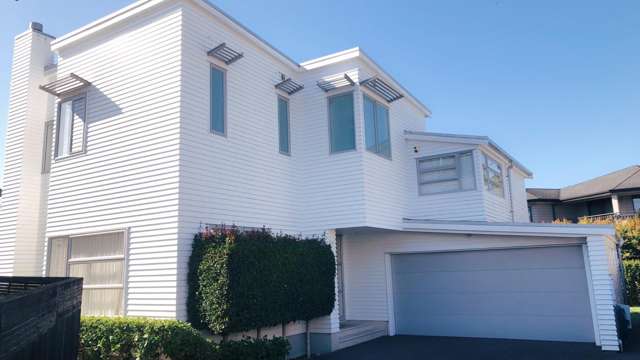 Luxurious Stunning Living in Grammar Zone
