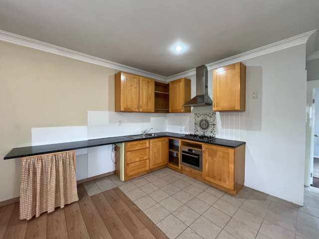 Generous 2 bedroom, Flat Bush