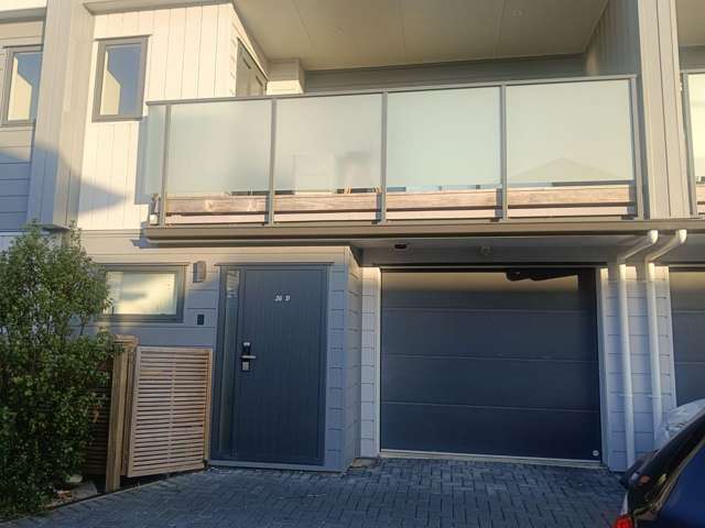 Modern 4 Bedro 3.5 Bathroom Townhouse in Takanini!