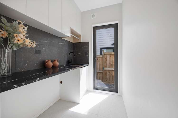 2F Hughs Way Flat Bush_26