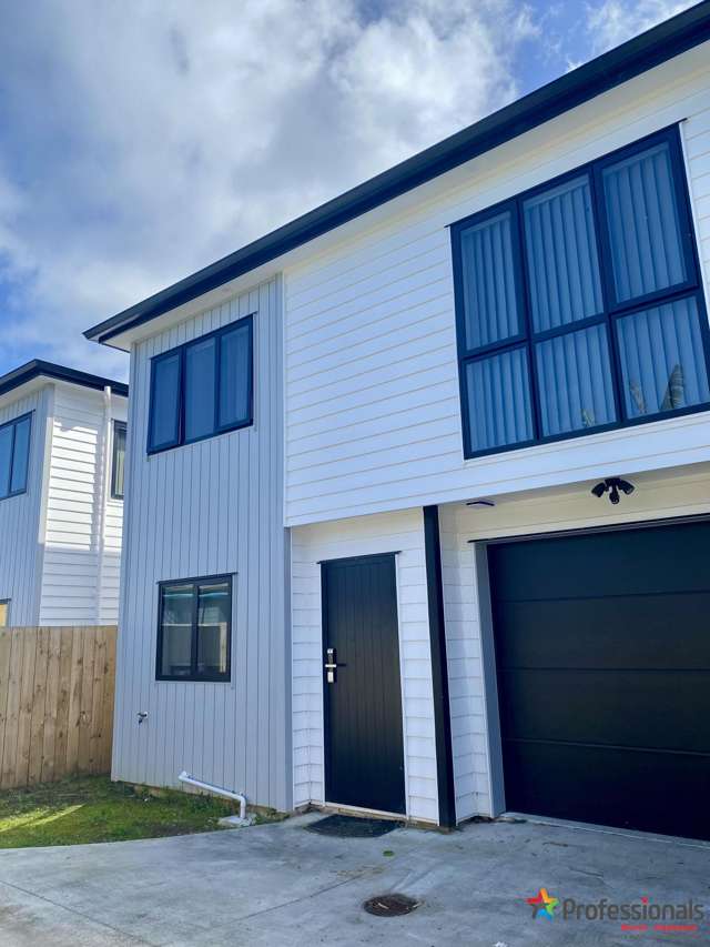 Contemporary Townhouse with Comfort & Convenience