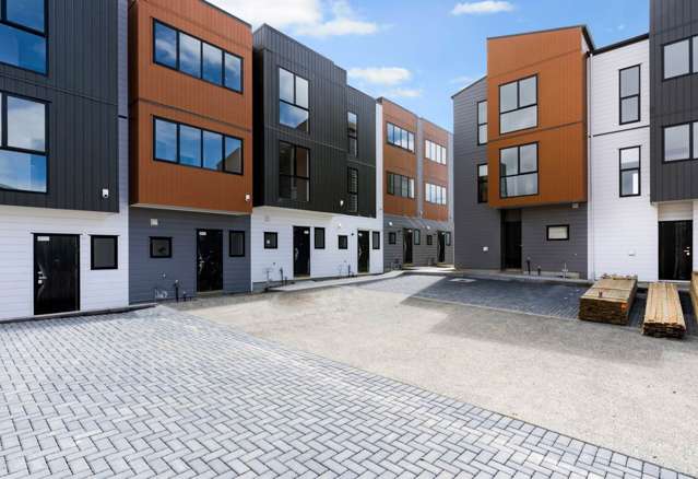 BRAND NEW - Stunning 4-Bedroom Townhouse in Su...