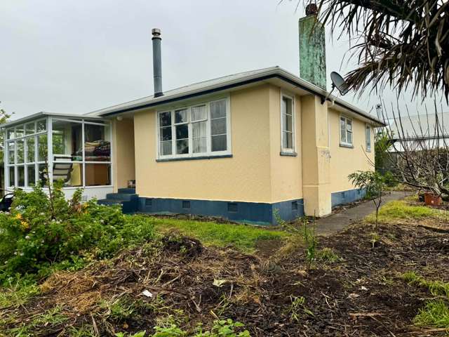 2 BEDROOMS WITH PLENTY OF SCOPE!