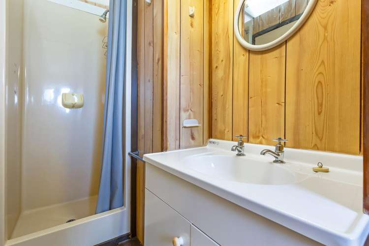 20 Leslie Road Cable Bay_30