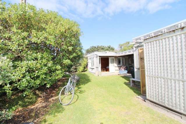 Rustic Sunny Whangapoua Cabins