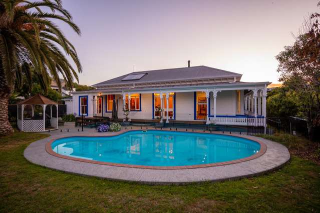 'Burnside' Square-Plan 1800s Villa!