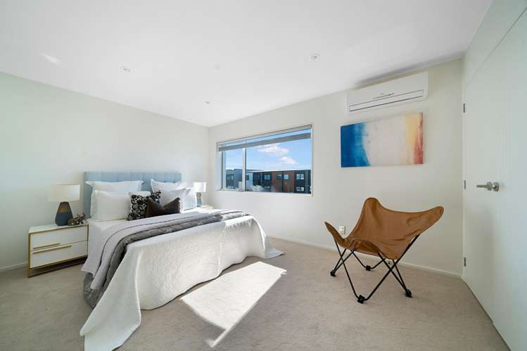 81 Bordeaux Parade Te Atatu South_14