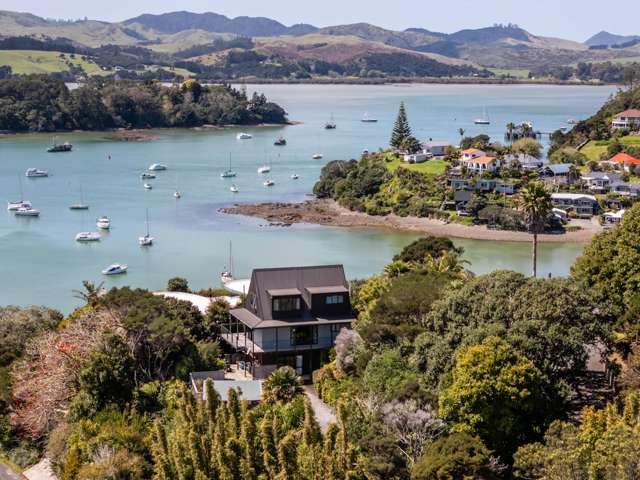 Tranquility With Stunning Mill Bay Views