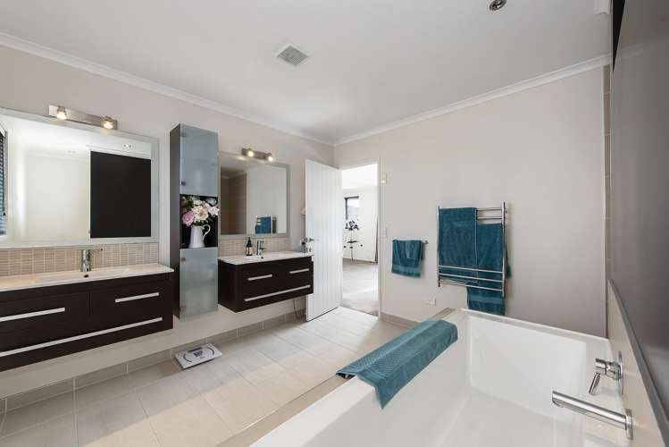 18 Compton Grove Huntington_23