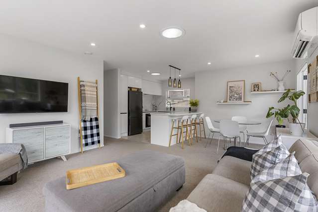 2/58 Botany Road Botany Downs_3