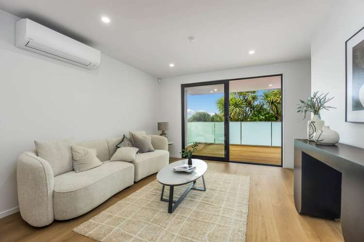2/589A East Coast Road_3