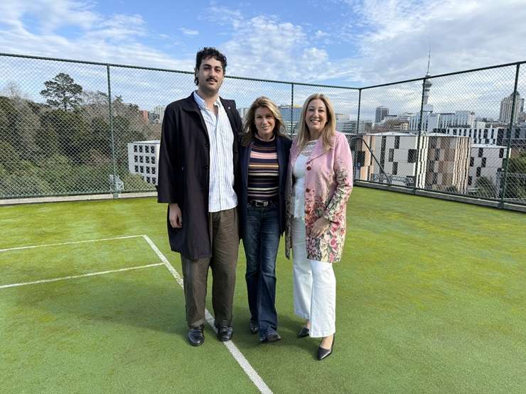 Host Paul Glover tries to find a winner for mother and daughter buyers Caroline and Sophie. Photo / TVNZ