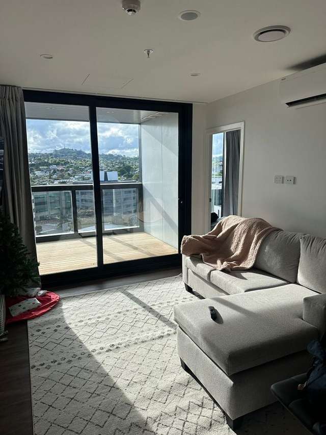 Designer Ellerslie Apartment: Views + 2 Car Parks