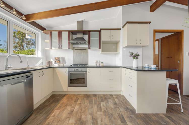 27 Colmar Road Mellons Bay_10